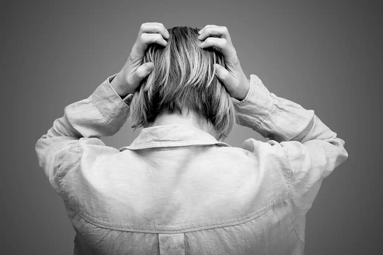 Kvinne som har hodepine