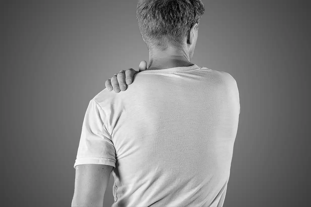 Person som har vondt i en skulder